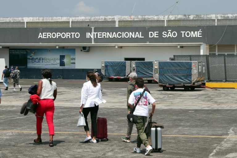 Serviço de Fronteiras são-tomense nega italianos e passaportes falsos na detenção anunciada pela Polícia