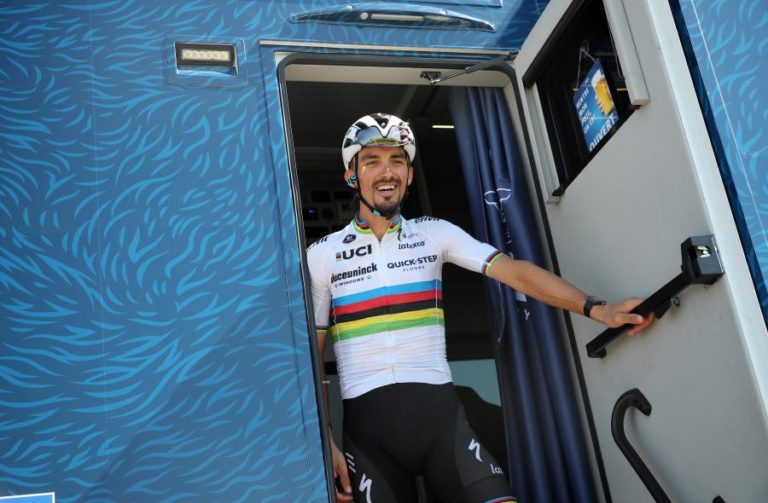 Ciclismo/Mundiais: Alaphilippe revalida título de campeão mundial de fundo