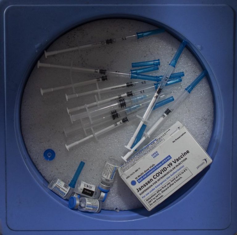 Covid-19: Infarmed regista 41 casos suspeitos de “falência” da vacina da Janssen