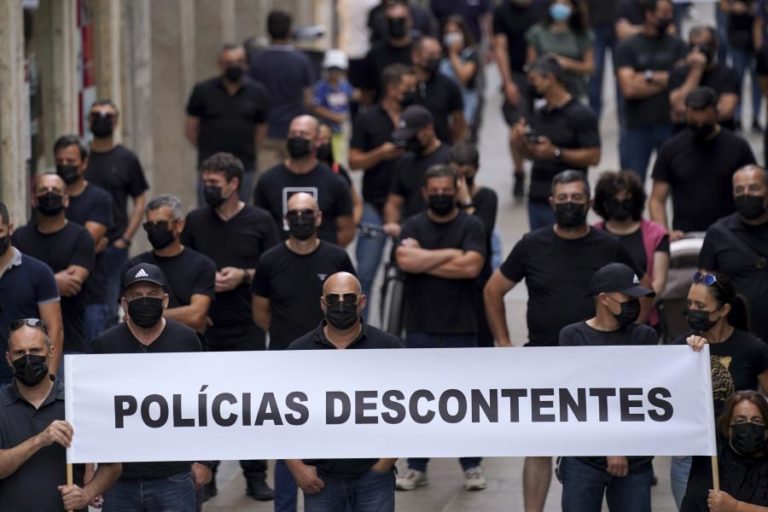 Polícias protestam junto à residência do primeiro-ministro contra valor do subsídio de risco