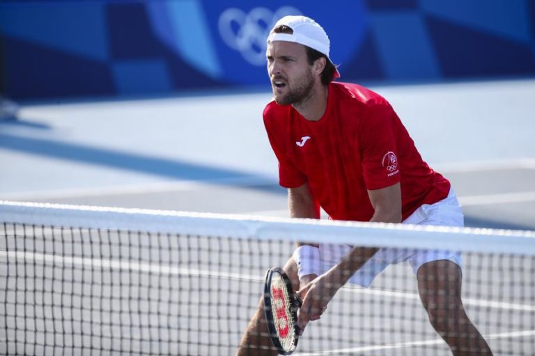 Taça Davis: João Sousa e Gastão Elias abrem eliminatória com a Roménia