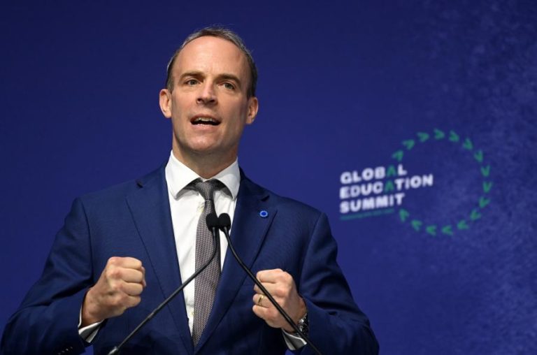 Afeganistão: Acusado de inação, chefe da diplomacia britânica anuncia visita à região