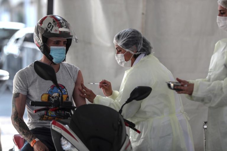 Covid-19: Brasil soma 250 mortes e 14.430 novos casos e mantém tendência de queda