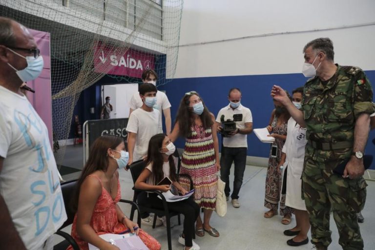 Covid-19: Portugal é o líder mundial na taxa de população com vacinação completa