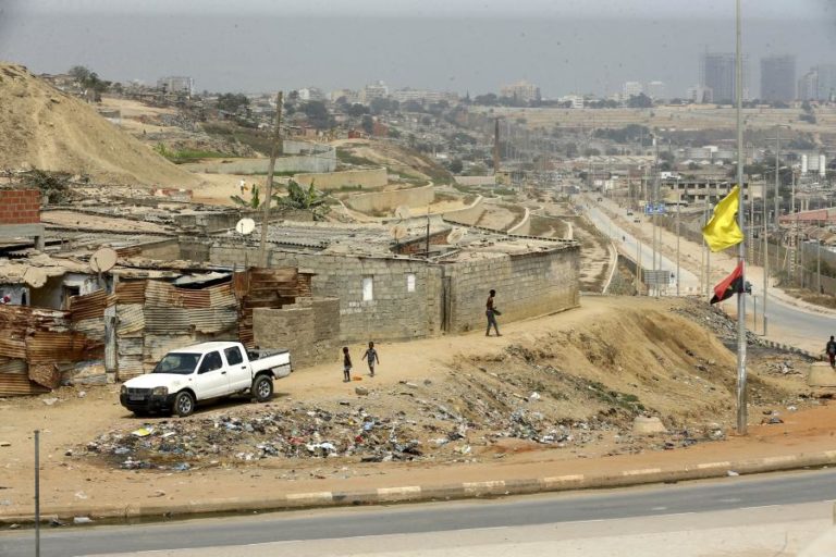 Polícia detém em Luanda homem com 15 cães congelados na mala do carro