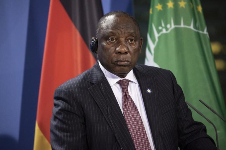 Oposição na África do Sul exige devolução de 150 milhões desviados no Ministério da Saúde