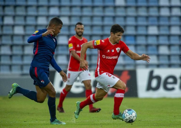 Santa Clara surpreendido com avaliação negativa ao relvado do São Miguel