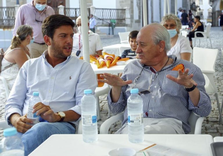 Líder do CDS-PP desafia Costa a suspender conversações com as esquerdas