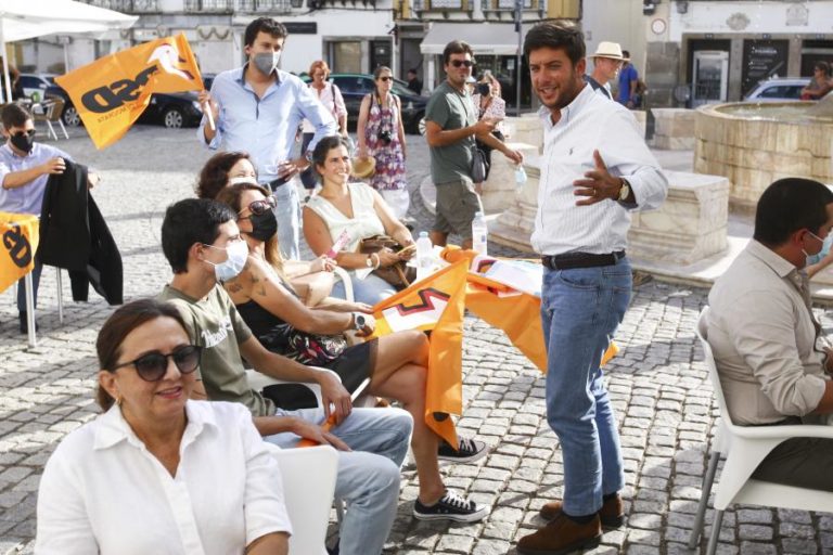 Governo torna país “centro de emprego” para “familiares” e “amigos” – líder do CDS-PP