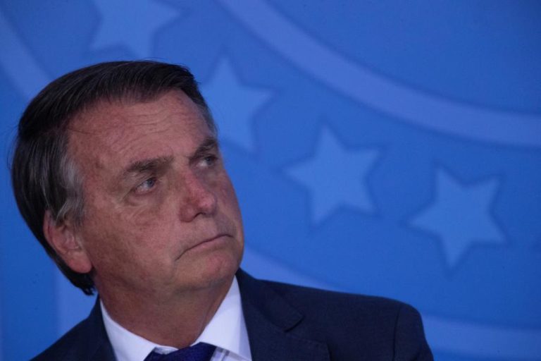 Bolsonaro assina medida que dificulta remoção de conteúdos nas redes sociais