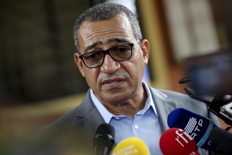 São Tomé/Eleições: Candidato Carlos Vila Nova preocupado com “rumores de fraude”