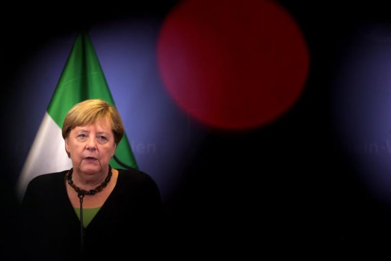 Angela Merkel apela ao diáloco com talibãs para continuar retirada de alemães