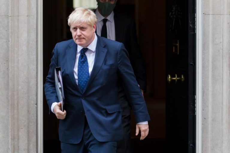 PM britânico quebra promessa e aumenta contribuições para a segurança social 