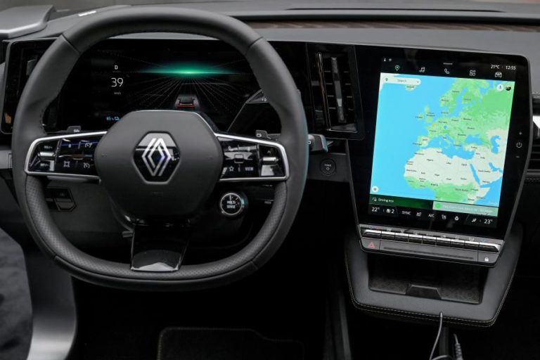 Renault quer internalizar produção de semicondutores para evitar falta de abastecimento — Ricardo Lopes