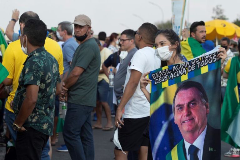 Apoiantes de Jair Bolsonaro ultrapassam barreira policial no centro de Brasília