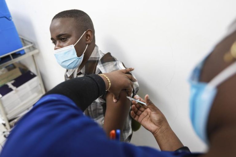 Covid-19: OMS alerta para défice de quase 470 milhões de vacinas em África em 2021