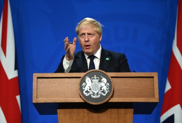 PM britânico “frustrado” com travessias ilegais do Canal da Mancha 