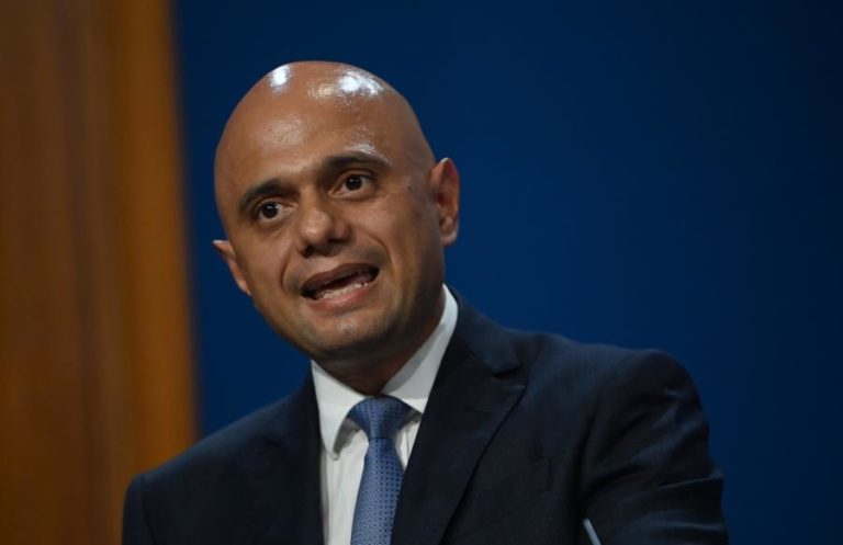 Covid-19: Reino Unido vai vacinar com terceira dose maiores de 50 anos 