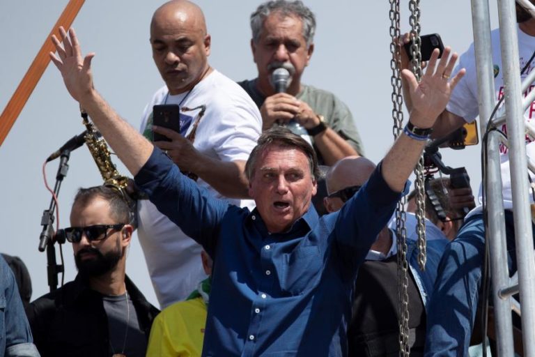Jair Bolsonaro diz que menino com arma de brinquedo é “exemplo de civilidade”