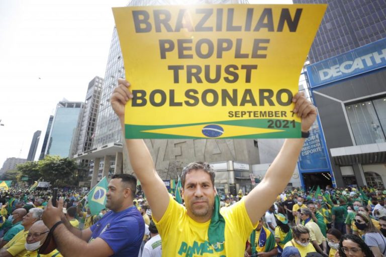 Com cartazes em inglês bolsonaristas criticam juízes e pedem governo militar no Brasil