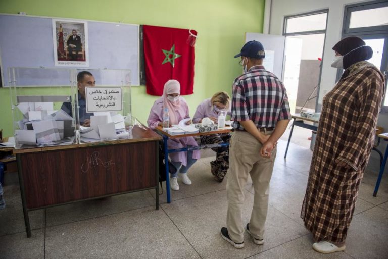 Denúncias de partidos marcam encerramento das urnas em Marrocos