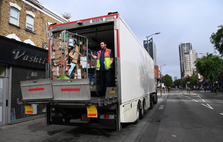 Procura de camionistas no Reino Unido faz salários dispararem  