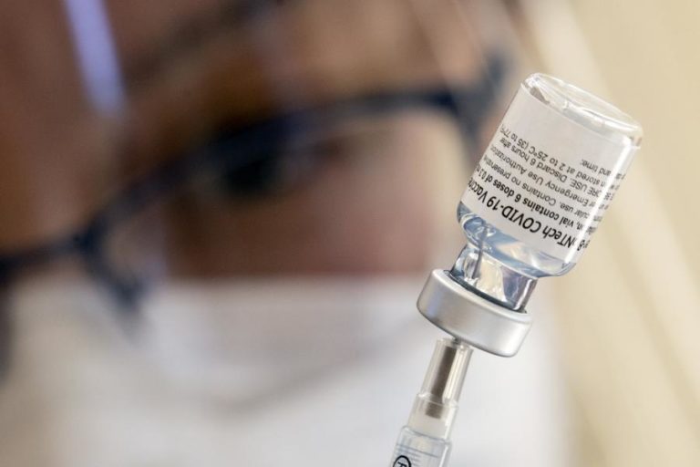 Covid-19: Vacinação obrigatória do pessoal de saúde em França entra em vigor quarta-feira