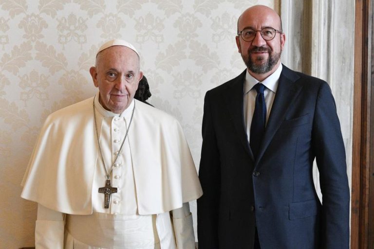 Papa discute refugiados com Charles Michel antes de ir à Hungria e Eslováquia
