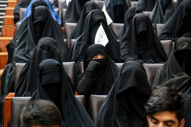 Afeganistão: Talibãs permitem mulheres a estudar mas em universidades segregadas
