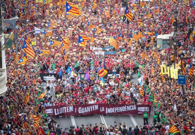 Milhares de pessoas nas ruas de Barcelona pela independência da Catalunha