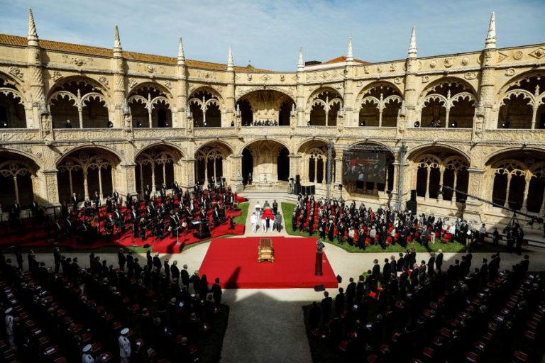 Óbito/Sampaio: Longo aplauso na paragem do cortejo à porta do Palácio de Belém