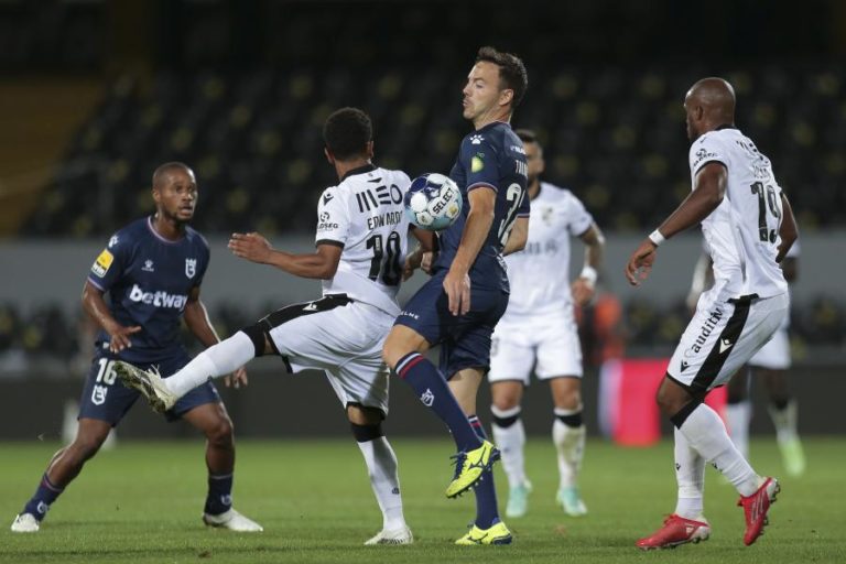 Vitória de Guimarães e Belenenses SAD empatam com vimaranenses em inferioridade
