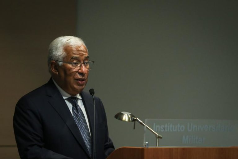 Costa critica “bloqueios corporativos” e avisa que país vai formar mais médicos