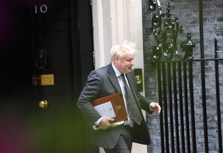 PM britânico demite ministros da Educação, Justiça e Habitação em remodelação governamental