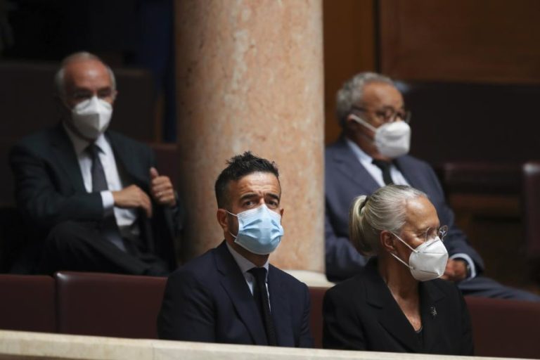Óbito/Sampaio: Parlamento aprova voto de pesar e lamenta perda de um “enorme ser humano”