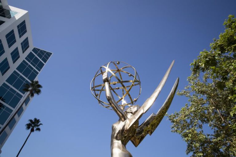 Duelo de séries “The Crown” e “The Mandalorian” hoje na entrega dos prémios Emmy