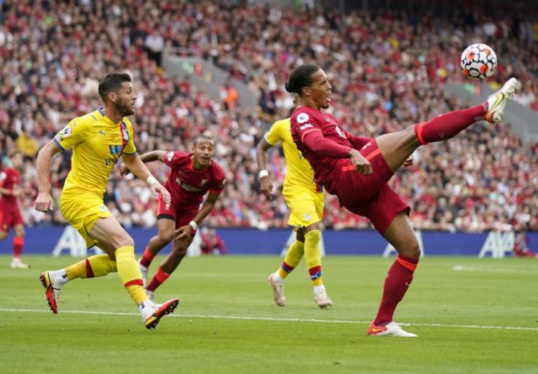 Liverpool vence Crystal Palace e sobe ao topo da Premier League