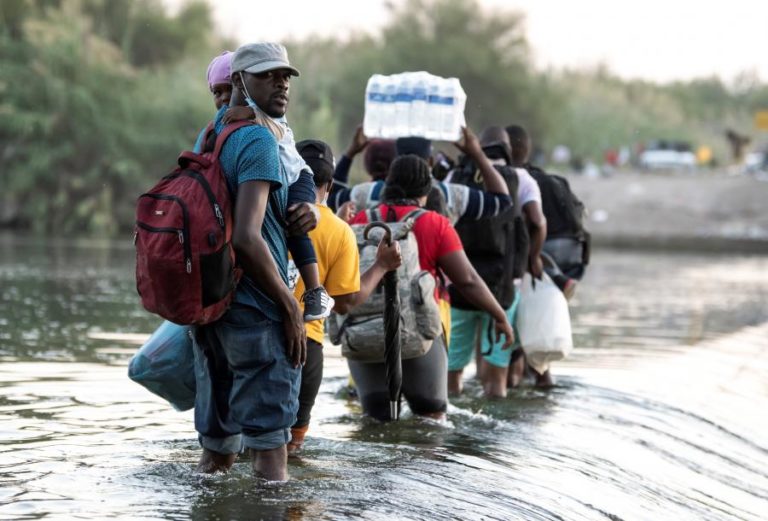 EUA prometem acelerar ritmo de deportação de migrantes aglomerados na fronteira sul