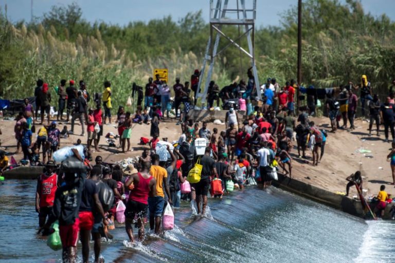 EUA começam a enviar migrantes haitianos do Texas para casa