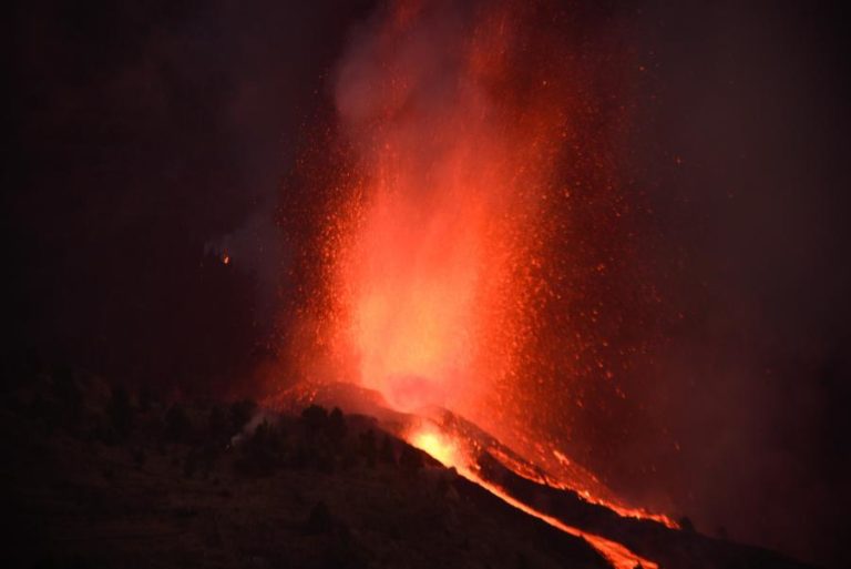 Autoridades preveem retirar de La Palma até 10.000 pessoas devido a erupção do vulcão Cumbre Vieja