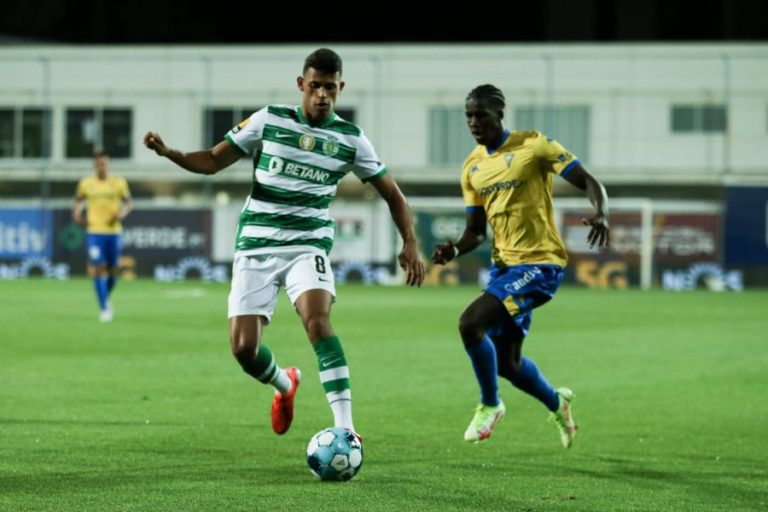 Sporting vence no Estoril com penálti de Pedro Porro