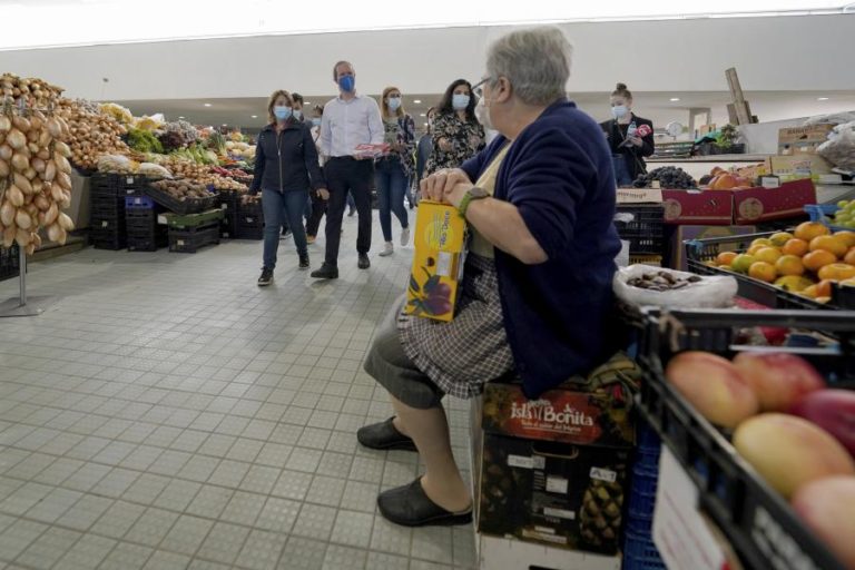 Autárquicas: Catarina Martins num mercado vazio, mas cheio de lamentos dos vendedores