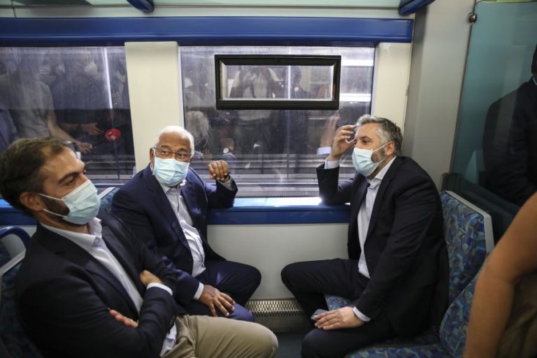 Autárquicas: No comboio, Medina fica no cais, Nuno Santos na carruagem, mas Costa não fala na sucessão