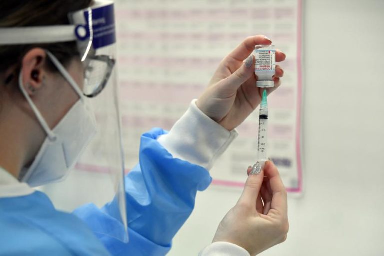 Covid-19: Regulador europeu avalia pedido da Moderna para dar dose de reforço na UE