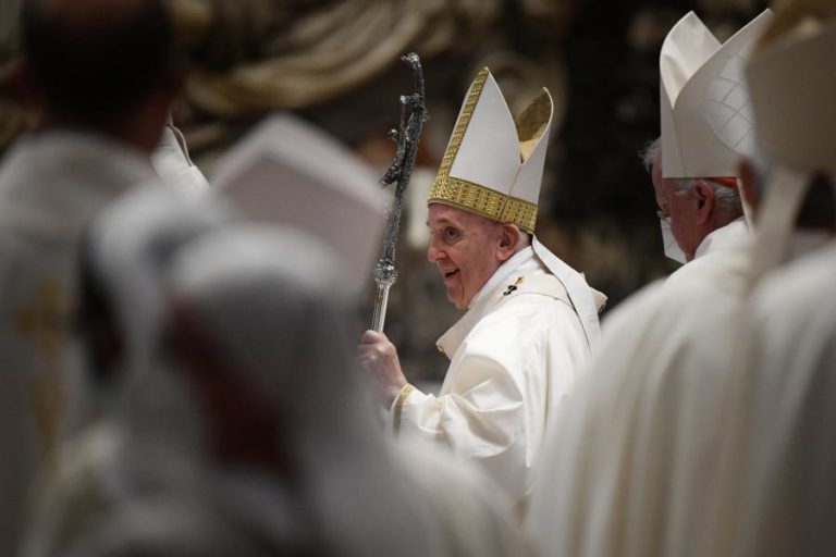 Papa critica “eutanásia disfarçada” contra idosos