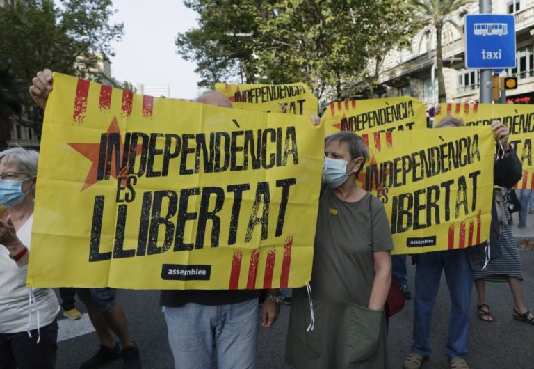 Centenas de pessoas protestam em Barcelona contra a prisão de Carles Puigdemont em Itália