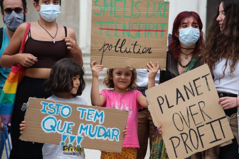 Jovens manifestam-se em Coimbra para exigir ação contra as alterações climáticas