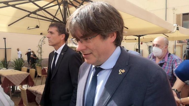 Independentista Carles Puigdemont confirma que vai viajar para fora de Itália
