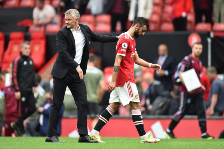 Penálti falhado de Bruno Fernandes ‘vale’ primeira derrota ao Manchester United