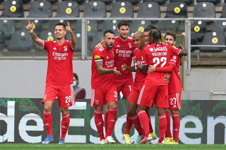 Benfica vence em Guimarães e mantém percurso 100% vitorioso na I Liga